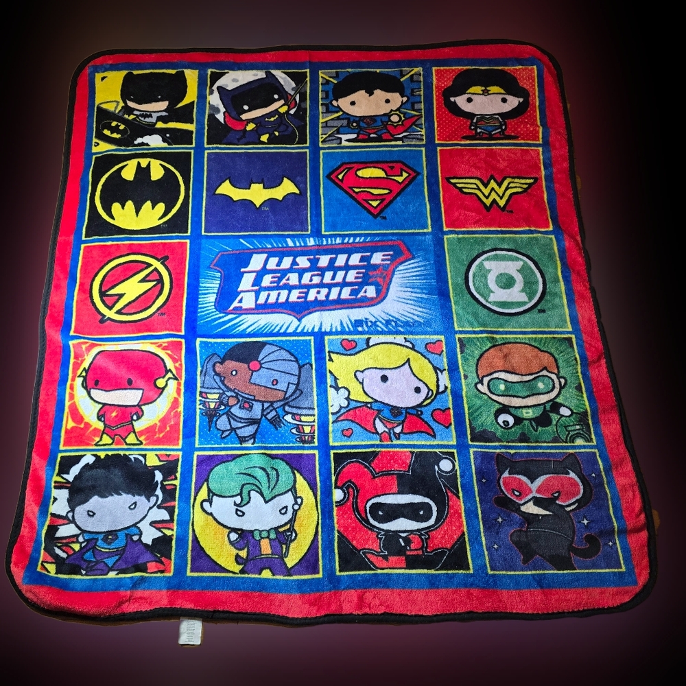 DC - Justice League America Fleece Throw Blanket - Multicolor - Six Flags